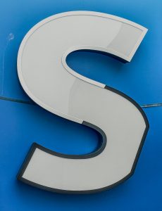 Read more about the article Logo Signage Maker: Tools for Business Signs and Branding